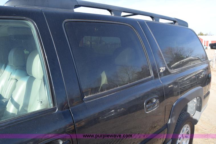 image for item L1009 2003 Chevrolet Suburban 1500 SUV