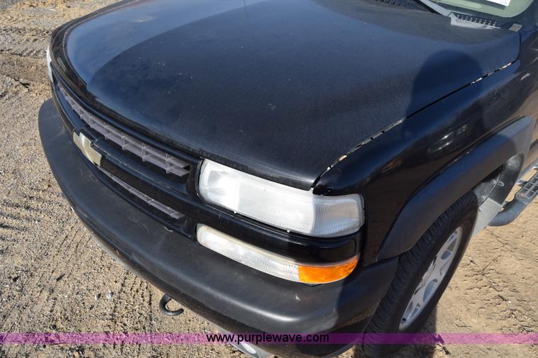 image for item L1009 2003 Chevrolet Suburban 1500 SUV