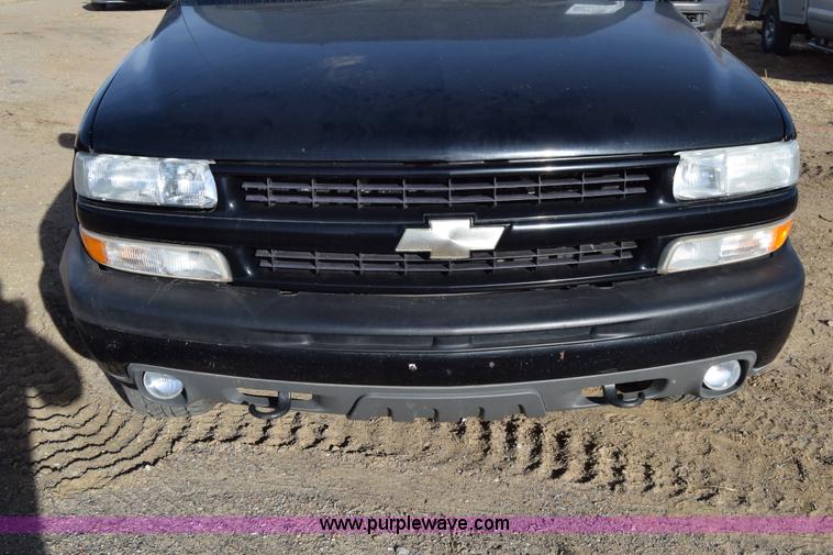 image for item L1009 2003 Chevrolet Suburban 1500 SUV