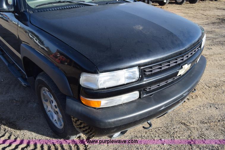 image for item L1009 2003 Chevrolet Suburban 1500 SUV