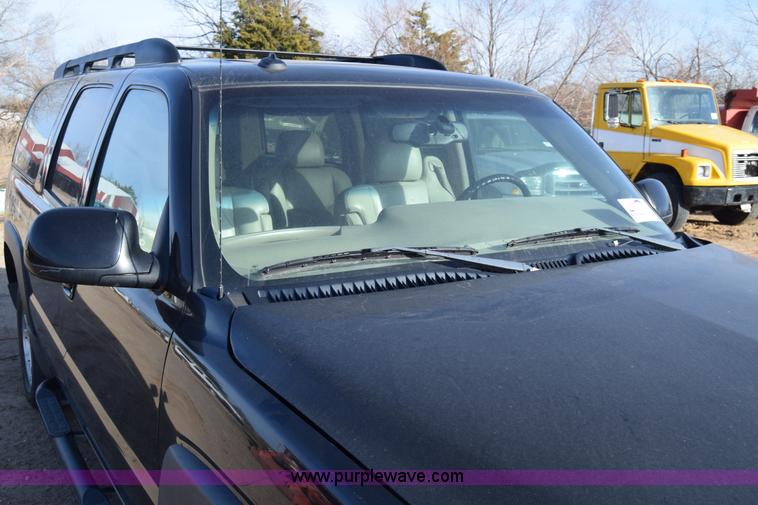 image for item L1009 2003 Chevrolet Suburban 1500 SUV