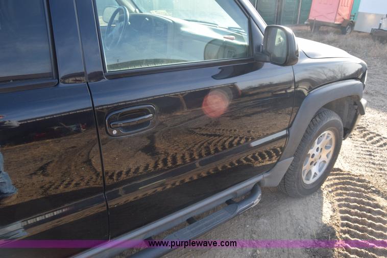 image for item L1009 2003 Chevrolet Suburban 1500 SUV
