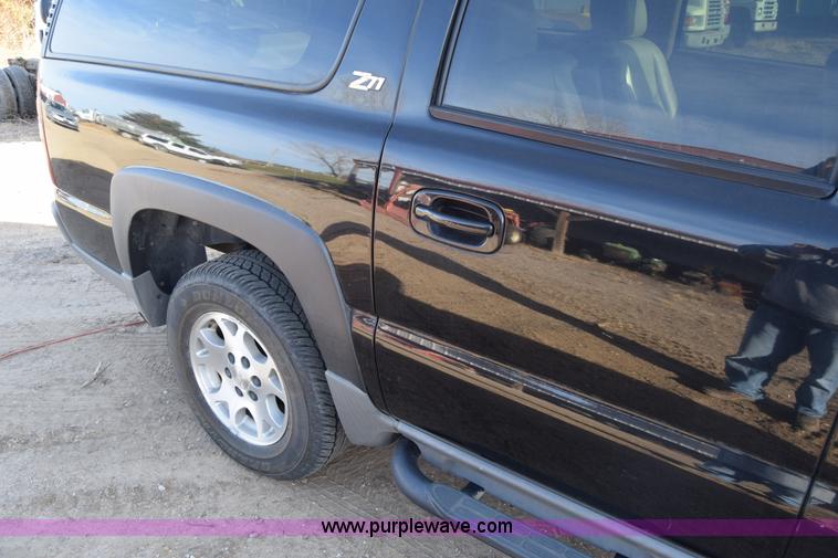 image for item L1009 2003 Chevrolet Suburban 1500 SUV