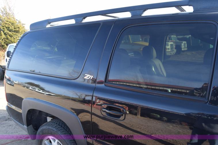 image for item L1009 2003 Chevrolet Suburban 1500 SUV