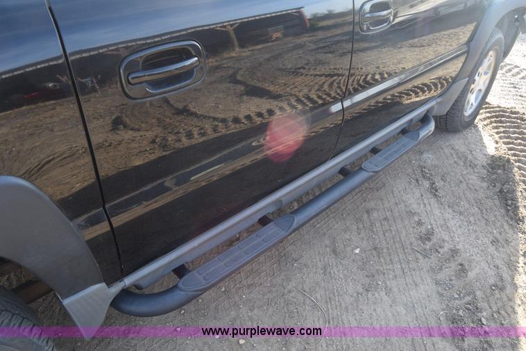 image for item L1009 2003 Chevrolet Suburban 1500 SUV