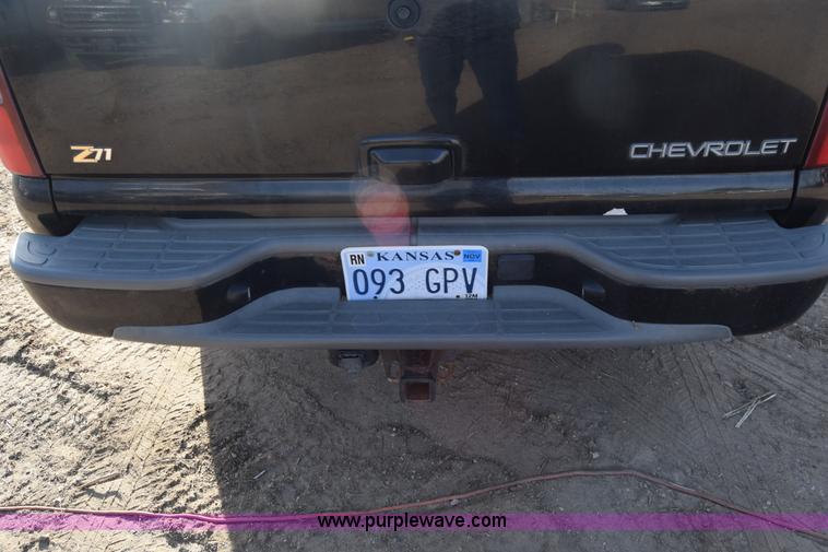 image for item L1009 2003 Chevrolet Suburban 1500 SUV