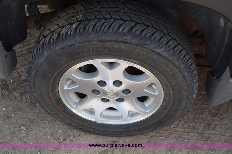 image for item L1009 2003 Chevrolet Suburban 1500 SUV