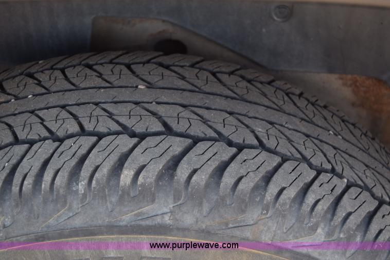 image for item L1009 2003 Chevrolet Suburban 1500 SUV