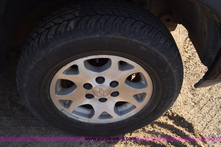 image for item L1009 2003 Chevrolet Suburban 1500 SUV