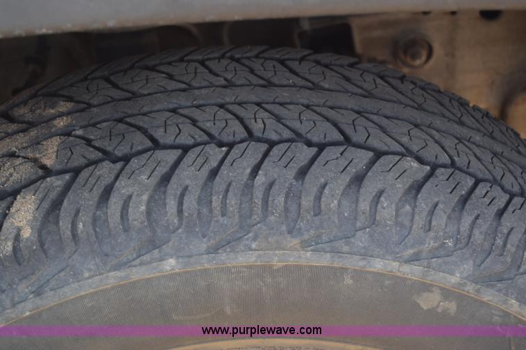 image for item L1009 2003 Chevrolet Suburban 1500 SUV