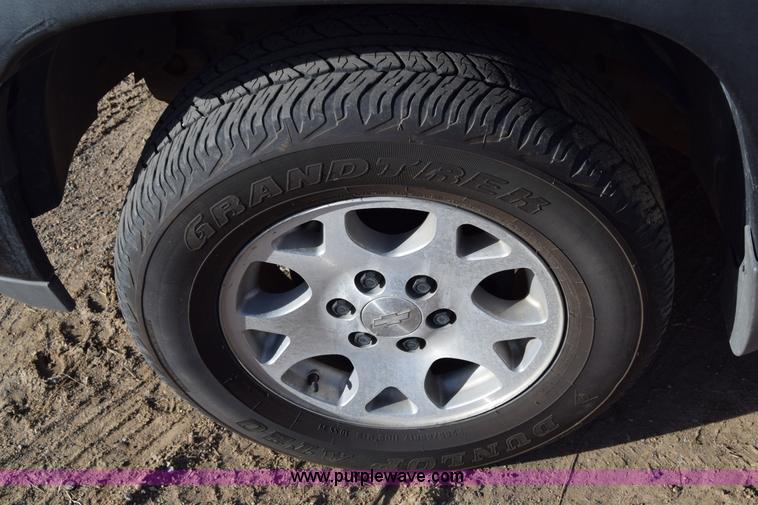 image for item L1009 2003 Chevrolet Suburban 1500 SUV