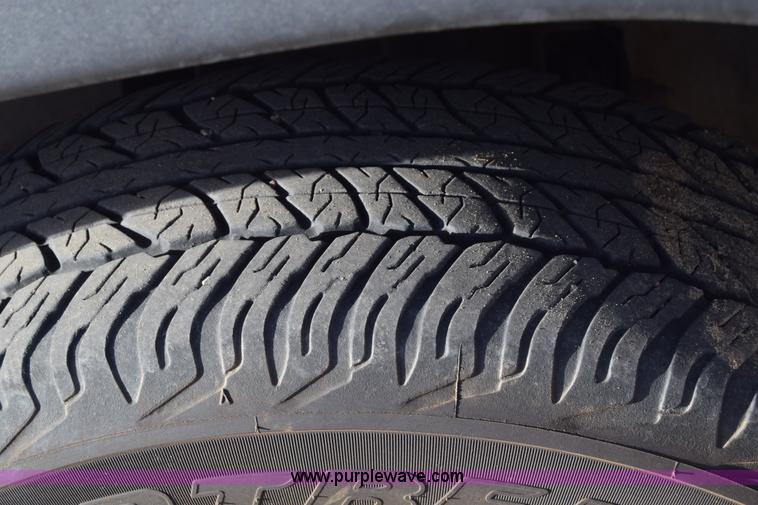 image for item L1009 2003 Chevrolet Suburban 1500 SUV