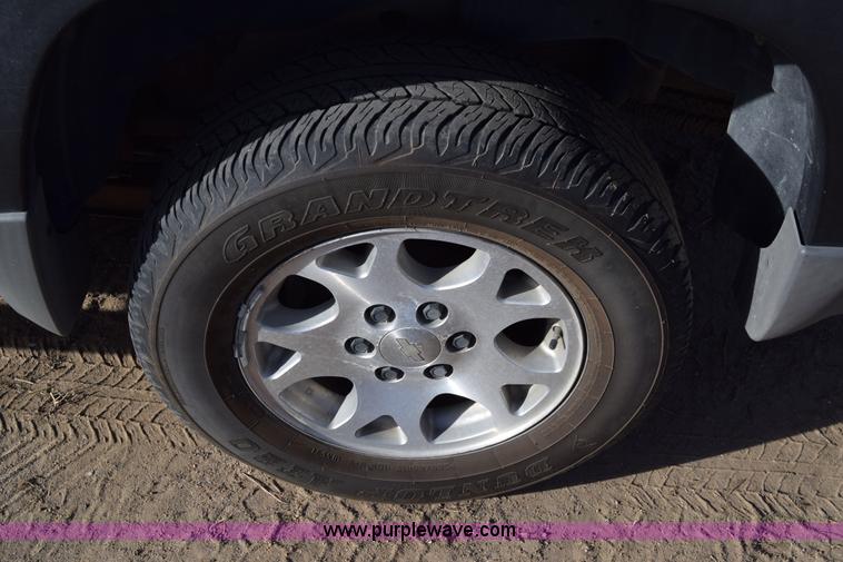 image for item L1009 2003 Chevrolet Suburban 1500 SUV