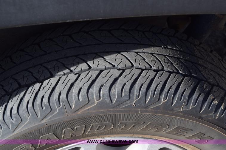 image for item L1009 2003 Chevrolet Suburban 1500 SUV