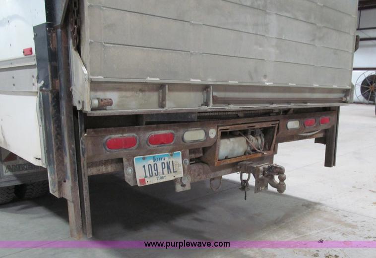 image for item L1974 2004 Chevrolet C5500 box truck