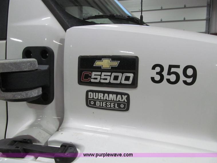 image for item L1974 2004 Chevrolet C5500 box truck