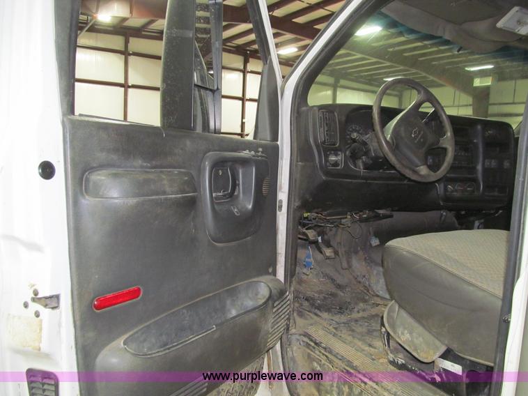 image for item L1974 2004 Chevrolet C5500 box truck