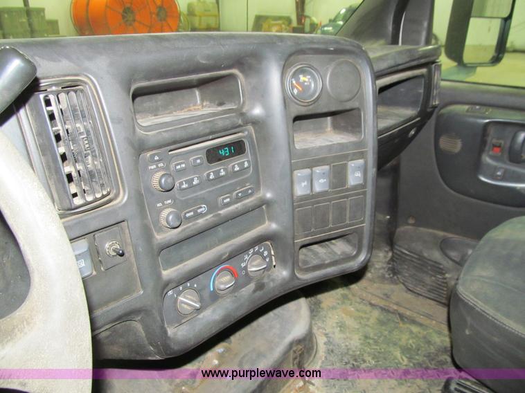 image for item L1974 2004 Chevrolet C5500 box truck