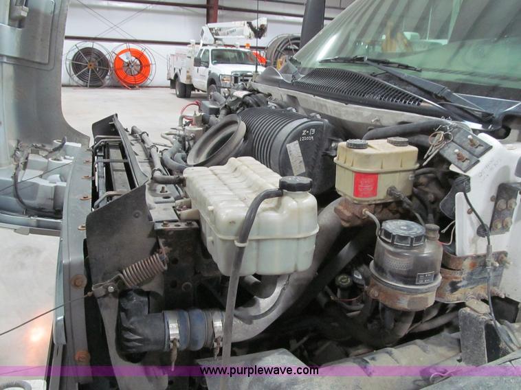 image for item L1974 2004 Chevrolet C5500 box truck