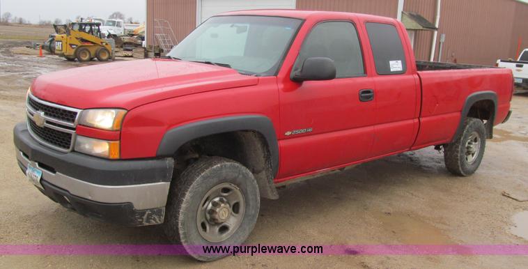 image for item L1980 2007 Chevrolet Silverado 2500HD Ext. Cab pickup truck