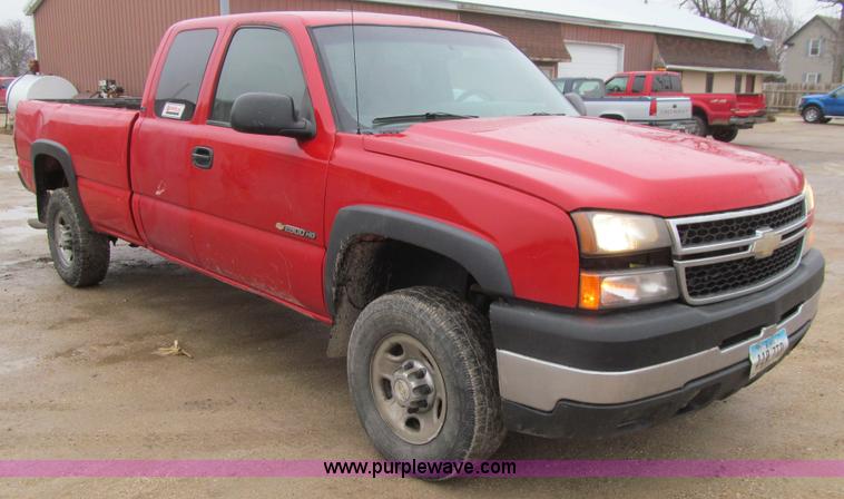 image for item L1980 2007 Chevrolet Silverado 2500HD Ext. Cab pickup truck