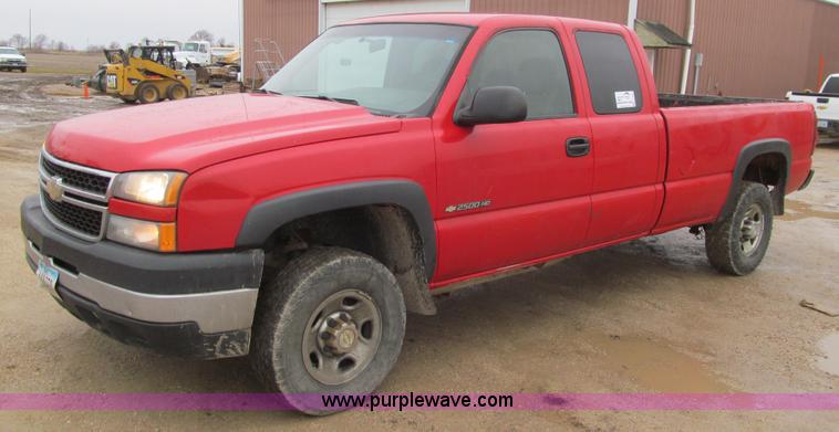 image for item L1980 2007 Chevrolet Silverado 2500HD Ext. Cab pickup truck