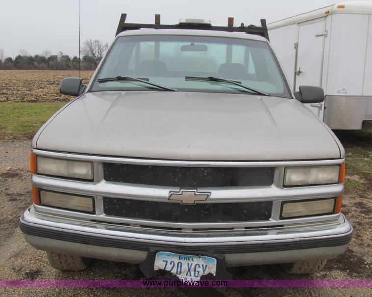 image for item L1982 1998 Chevrolet 2500 flatbed pickup truck