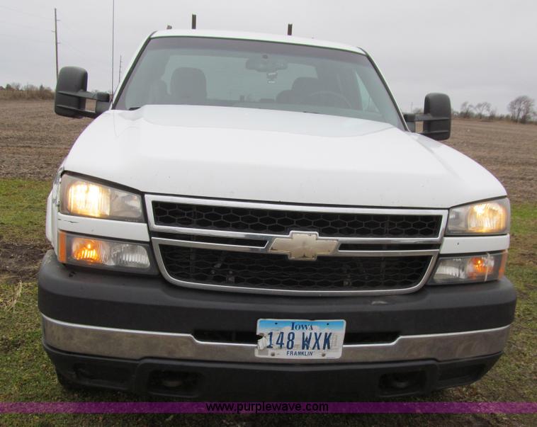 image for item L1987 2007 Chevrolet Silverado 2500HD Ext. Cab pickup truck