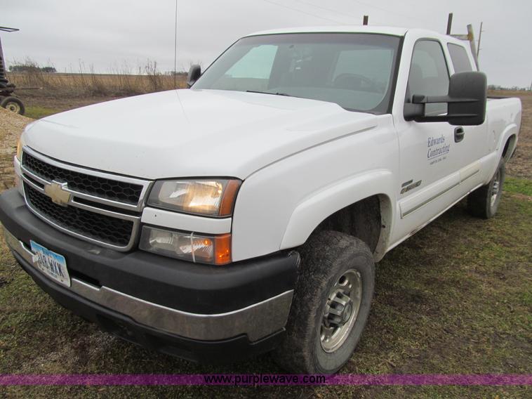 image for item L1987 2007 Chevrolet Silverado 2500HD Ext. Cab pickup truck