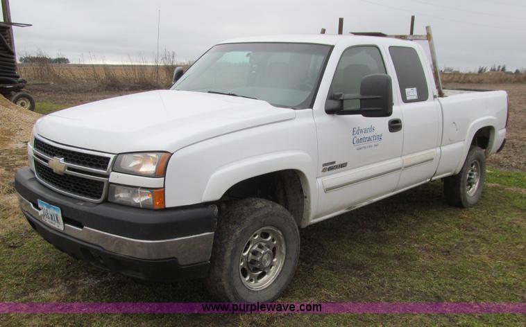 image for item L1987 2007 Chevrolet Silverado 2500HD Ext. Cab pickup truck