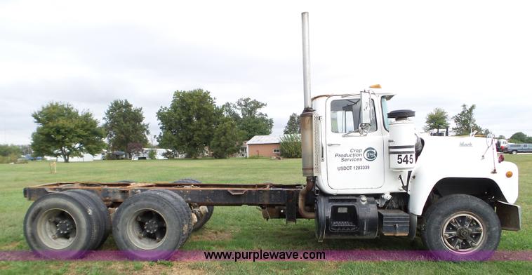 image for item L5040 1982 Mack R686ST truck cab and chassis