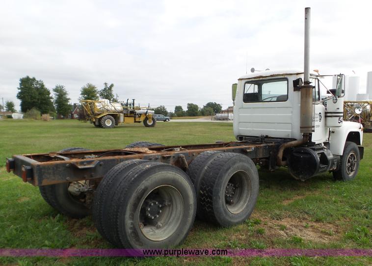 image for item L5040 1982 Mack R686ST truck cab and chassis