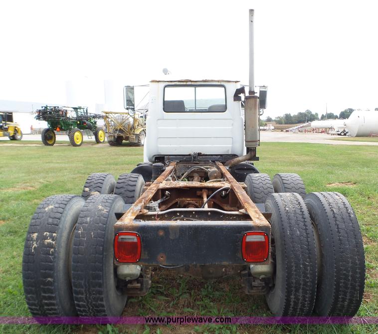 image for item L5040 1982 Mack R686ST truck cab and chassis