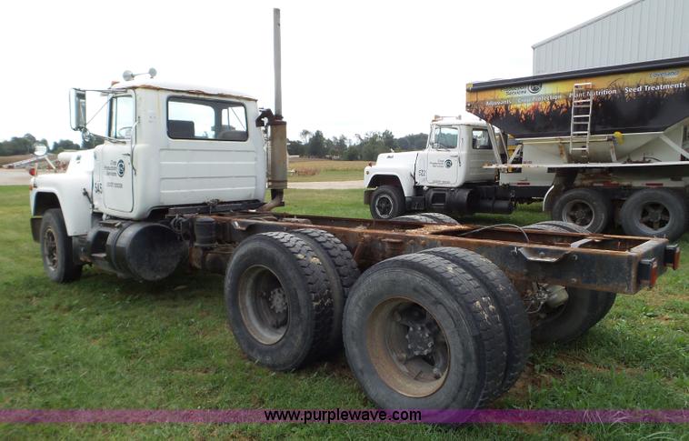 image for item L5040 1982 Mack R686ST truck cab and chassis