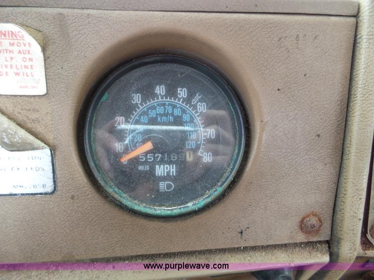 image for item L5040 1982 Mack R686ST truck cab and chassis