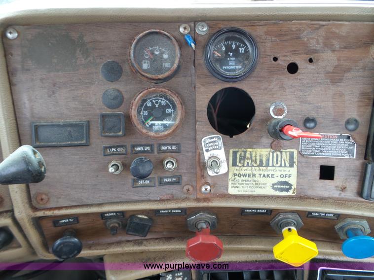 image for item L5040 1982 Mack R686ST truck cab and chassis