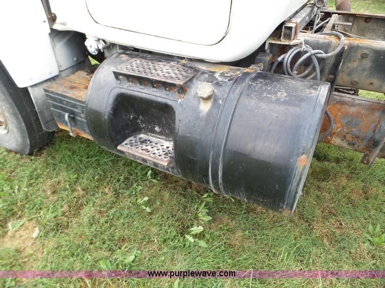 image for item L5040 1982 Mack R686ST truck cab and chassis