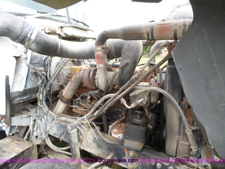 image for item L5040 1982 Mack R686ST truck cab and chassis