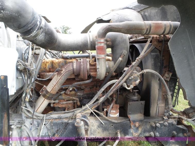 image for item L5040 1982 Mack R686ST truck cab and chassis