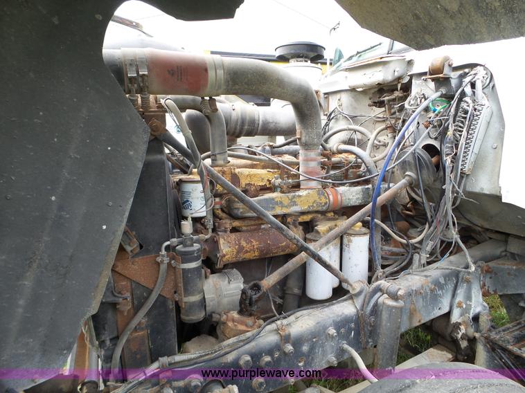 image for item L5040 1982 Mack R686ST truck cab and chassis