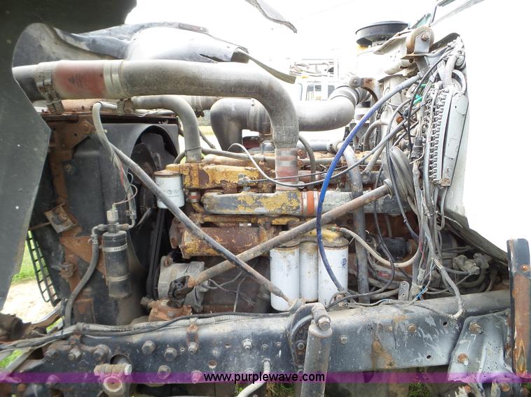 image for item L5040 1982 Mack R686ST truck cab and chassis