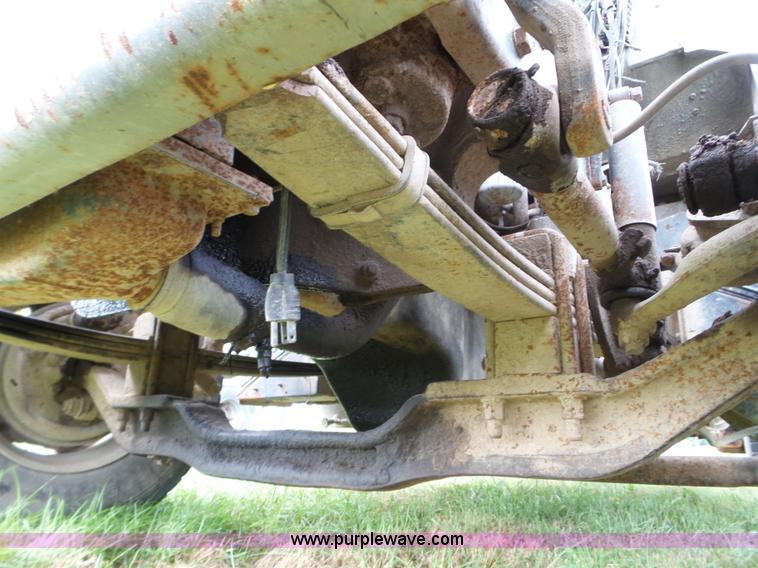 image for item L5040 1982 Mack R686ST truck cab and chassis