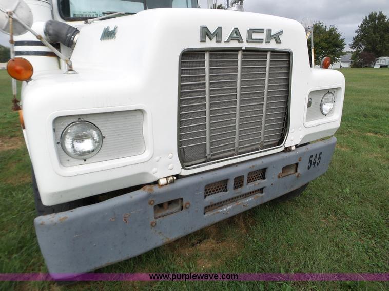 image for item L5040 1982 Mack R686ST truck cab and chassis