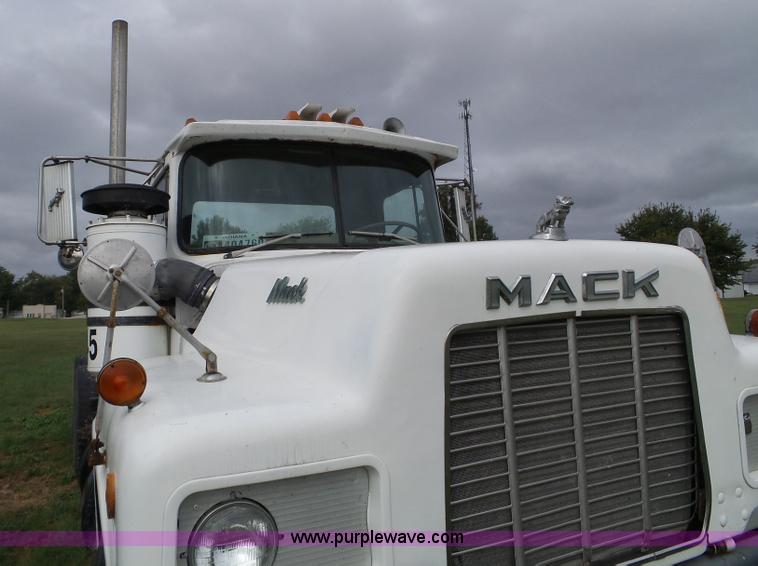 image for item L5040 1982 Mack R686ST truck cab and chassis