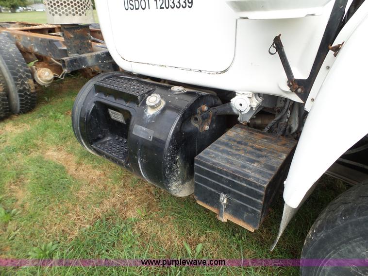 image for item L5040 1982 Mack R686ST truck cab and chassis