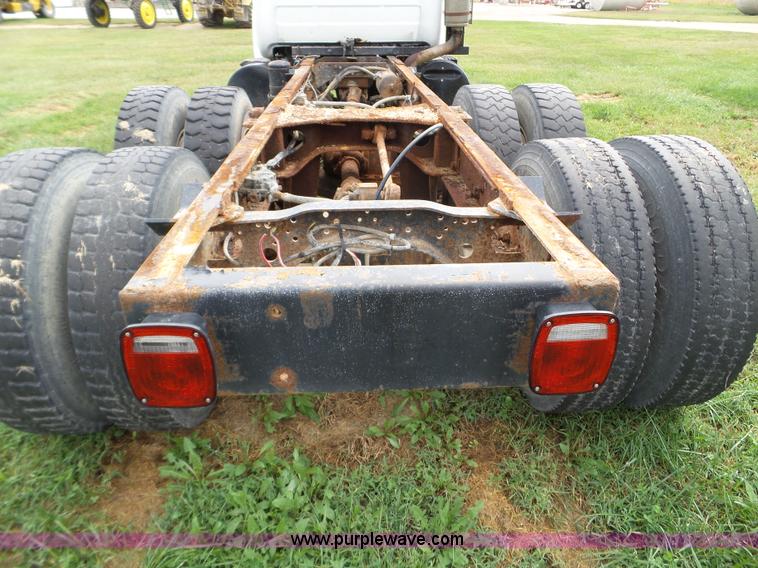 image for item L5040 1982 Mack R686ST truck cab and chassis