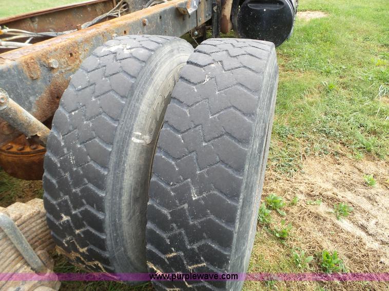 image for item L5040 1982 Mack R686ST truck cab and chassis