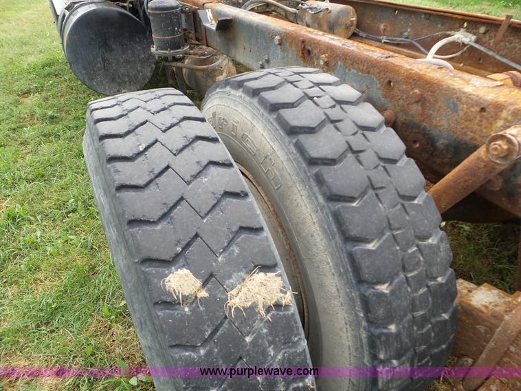 image for item L5040 1982 Mack R686ST truck cab and chassis