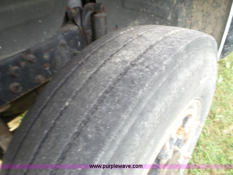 image for item L5040 1982 Mack R686ST truck cab and chassis