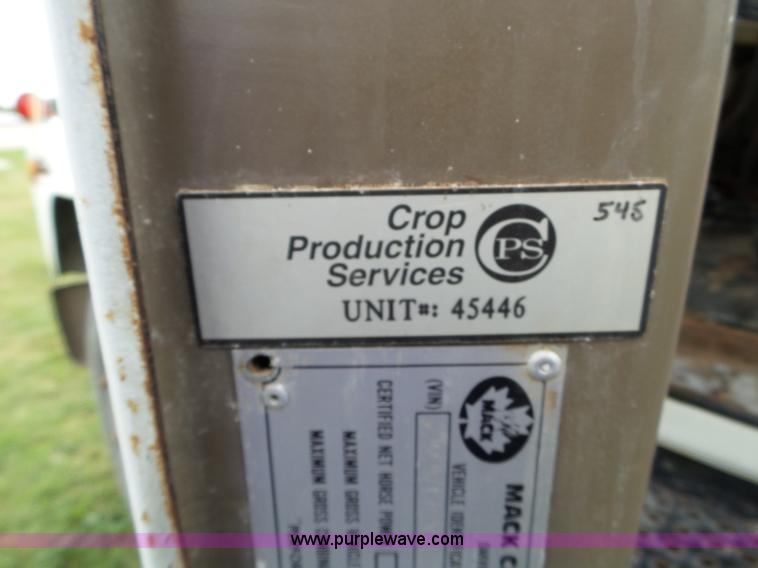 image for item L5040 1982 Mack R686ST truck cab and chassis